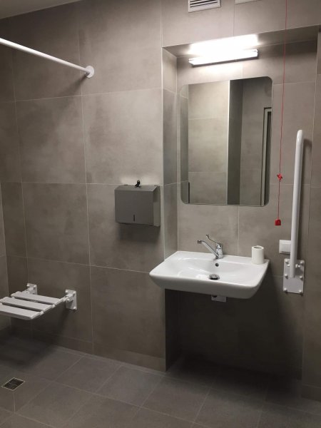 Łazienka - siedzisko prysznicowe, prysznic, umywalka, lustro