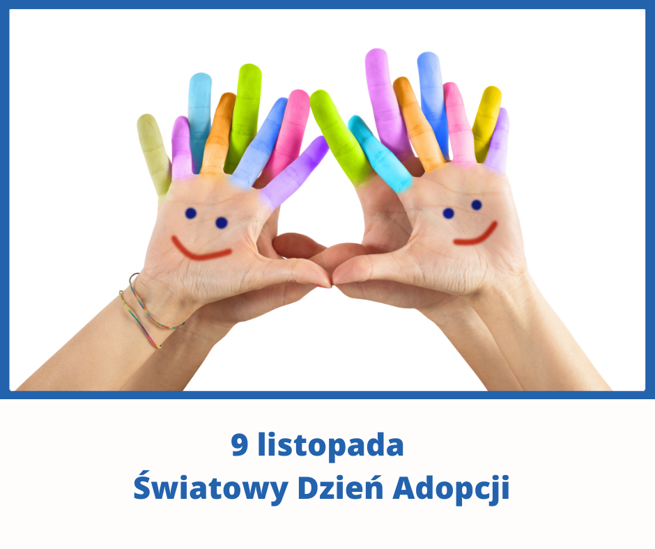 Dłonie z namalowaną uśmiechniętą buzią, napis "9 listopada, Światowy Dzień Adopcji".