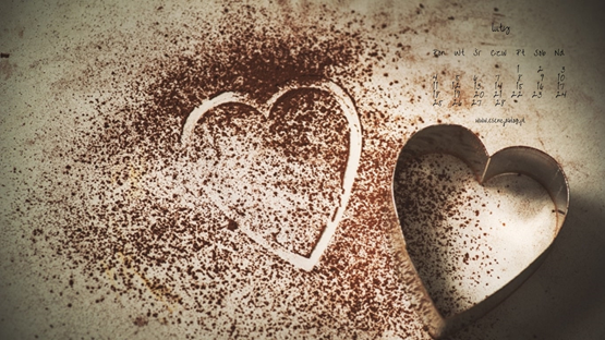 foremka w kształcie serca i obok odciśnięty w rozsypanym kakao kształt serca