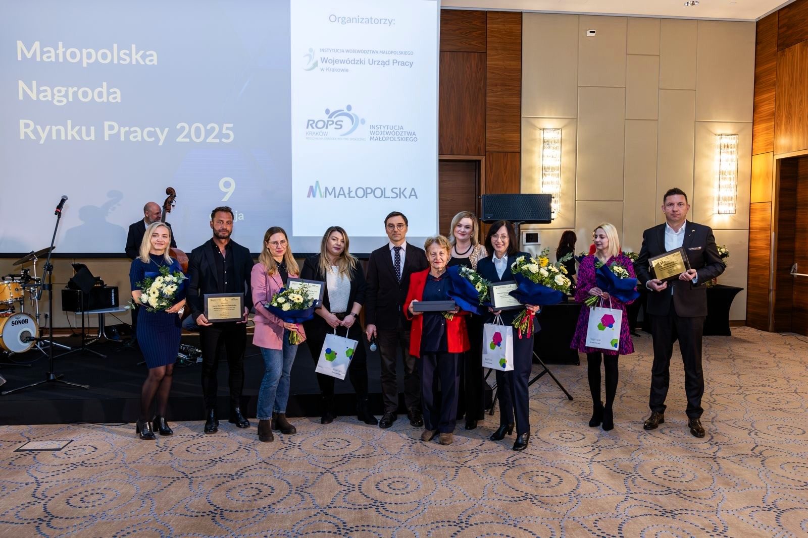 Zdjęcie przedstawia grupę osób: nagrodzonych w konkursie Małopolska Nagroda Rynku Pracy w kategorii Pracodawca Przyjazny Rodzinie oraz Przedstawicieli Kapituły Konkursu,