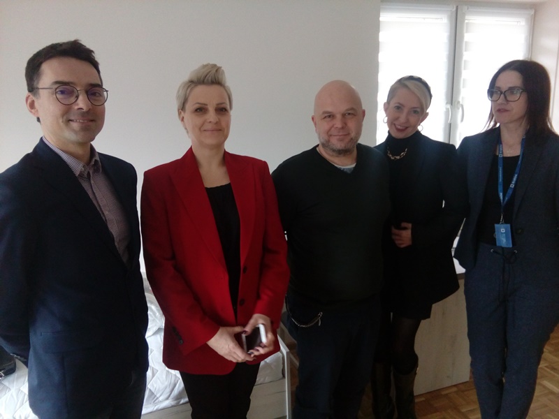 zdjęcie przedstawia 5 osób - między innymi dyrekcję ROPS Kraków oraz MOPS w Krakowie
