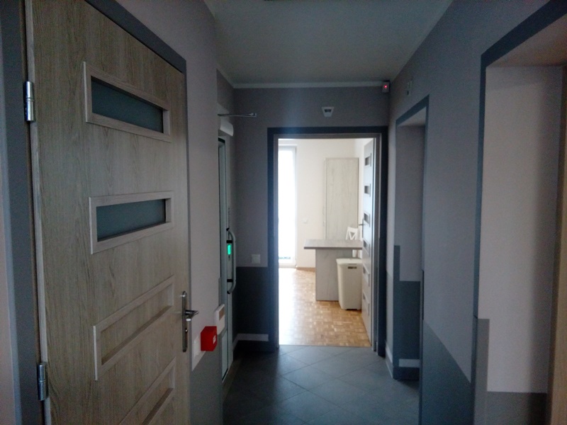 zdjęcie korytarza - drzwi, przycisk przyzywający